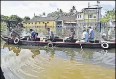  ?? RAJ K RAJ/HT ?? Fisherman help flood victims reach their houses on the outskirts of Kerala’s Alappuzha district on Wednesday.