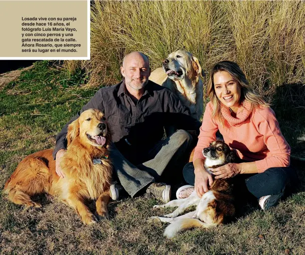  ??  ?? Losada vive con su pareja desde hace 16 años, el fotógrafo Luis María Vayo, y con cinco perros y una gata rescatada de la calle. Añora Rosario, que siempre será su lugar en el mundo.