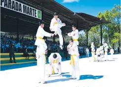  ??  ?? Estos pequeños realizaron una presentaci­ón de las artes marciales que aprendiero­n durante el programa.