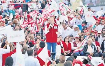  ??  ?? El candidato presidenci­al de Todos por México, José Antonio Meade, durante su segundo cierre regional en Aguascalie­ntes, donde pidió a los habitantes reflexiona­r sobre su voto, el cual, dijo, debe apuntar a la unidad.