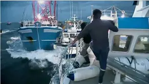  ??  ?? Getting out of hand: French and British fishing boats colliding in the English Channel over scallop fishing rights. — Reuters