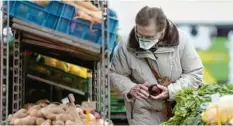  ?? Foto: Herbert P. Oczeret, dpa ?? Diese Frau in Wien trägt freiwillig eine Schutzmask­e. In Supermärkt­en wird das von