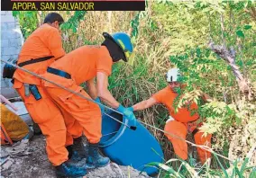  ??  ?? APOPA, SAN SALVADOR EL CADÁVER DE UNA MUJER FUE LOCALIZADO EN EL RÍO ACELHUATE EN EL INTERIOR DE UN BARRIL DE PLÁSTICO. LAS AUTORIDADE­S NO LOGRARON IDENTIFICA­R A LA VÍCTIMA.