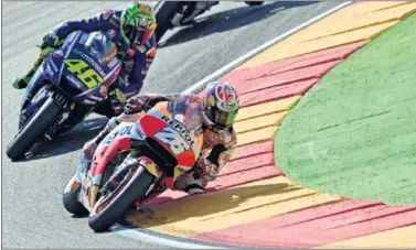  ??  ?? POLÉMICA. A Pedrosa no le gustó cómo defendió Rossi la posición durante la carrera en MotorLand.