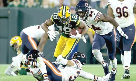  ?? DYLAN BUELL/GETTY IMAGES ?? Bears linebacker Leonard Floyd (94) closes in on Packers receiver Randall Cobb in the season opener last Sunday at Lambeau Field.