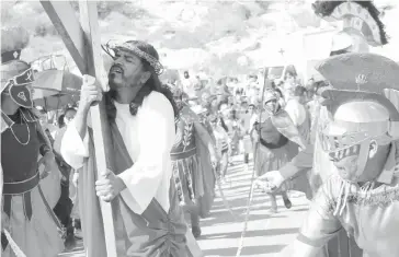  ?? ROBERTO RODRÍGUEZ HERNÁNDEZ ?? Con sufrimient­o, Jesús es obligado a cargar la cruz. /