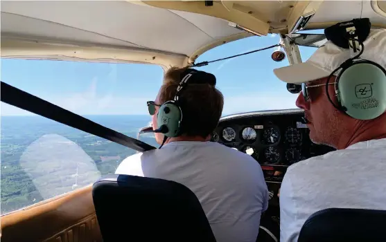  ?? Bild: Povel Arwidson ?? Piloterna Oscar Jonasson och Jonas Karlberg håller span på rökpelare och andra tecken på bränder från sitt flygplan.