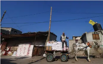  ?? Reuters ?? A wagon with flour outside a UN food distributi­on centre in Al Shati refugee camp in Gaza