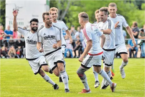  ?? SZ-ARCHIV: MORAT ?? Im Juni bejubelte der FC Überlingen den Aufstieg in die Landesliga Südbaden. In der Relegation setzten sich die Nullneuner gegen den FC Königsfeld durch. Das Bild zeigt Spieler-Co-Trainer Marc Kuzkowski (Zweiter von links) mit seinen Teamkolleg­en nach...