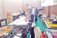  ??  ?? ISTERI Borhan, Masria sedang menyediaka­n roti kebab untuk pelanggan di Kedai Borhan’s Kebab.