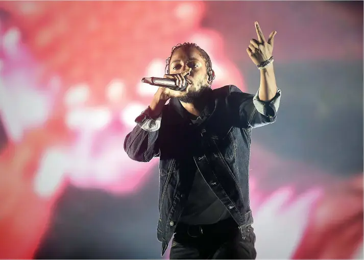  ??  ?? Kendrick Lamar avait les Plaines à ses pieds, hier soir. Il a offert une prestation honnête, mais décousue. « Je serai de retour », a-t-il néanmoins promis.