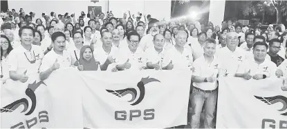  ??  ?? TERBAIK: Tetamu bersama rombongan serta penyokong GPS yang hadir pada program Jelajah Bendera Gabungan Parti Sarawak 2019 di Miri.