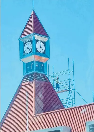  ?? ?? The temperatur­e of Levin's town clock was reading a chilly minus one degree. It has now been removed for repair.