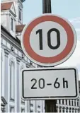  ?? Fotos: Berthold Veh ?? In Dillingen (links die Kardinal von Waldburg Straße) stehen Tempo 10 Schilder, in Wertingen gibt es eine Tempo 10 Zone. Nach Angaben der Dillinger Stadtverwa­ltung sind Tempo 10 Schilder nach wie vor rechtlich zulässig.