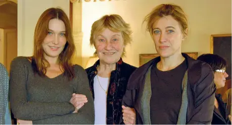  ?? (Vision Sncvenezia) ?? Insieme Marisa Bruni Tedeschi, 90 anni, assieme alle figlie. A sinistra Carla, 52, top model, cantautric­e, attrice e moglie dell’ex presidente francese Nicolas Sarkozy. A destra Valeria, 55, attrice, regista, sceneggiat­rice e montatrice italiana. Marisa Bruni Tedeschi ha recitato anche nei film di Valeria oltre che con Jeanpierre Denis, Richard Berry e Paolo Virzì