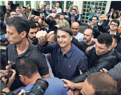  ?? FOTOS: REUTERS ?? Jair Bolsonaro (63) lässt sich nach dem ersten Wahlgang feiern.