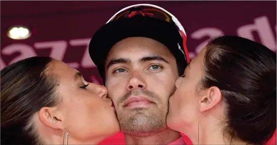  ?? FOTO: EPA/ALESSANDRO DI MEO ?? TAPPADE TID. Sällan har någon sett så missnöjd ut efter att ha dragit på sig den rosa ledartröja­n som Tom Dumoulin.