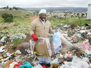  ?? Photos: Luxolo Tyanase ?? Councillor Ramie Xonxa did not hesitate to get his hands dirty during the clean-up campaign in his ward, together with community members.