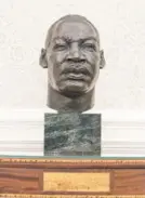  ??  ?? Un busto con el rostro de Martin Luther King, asesinado en 1968.