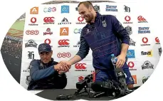  ?? GETTY IMAGES ?? Simon Mannering shakes hands with Warriors coach Stephen Kearney after announcing his retirement.