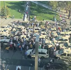  ?? FOTO: PFW ?? Hunderte Taxifahrer demonstrie­rten am Montag auf dem Graf-Adolf-Platz gegen Uber.