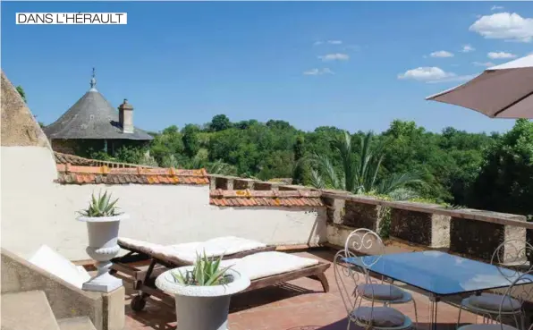  ??  ?? Ces élégants appartemen­ts sont situés au château. Ils disposent soit d’une vaste terrasse avec vue dégagée sur les vignobles, soit d’un jardin privatif.