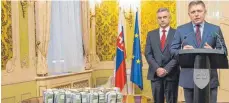  ?? FOTO: AFP ?? Der slowakisch­e Premier Robert Fico verspricht für Hinweise zur Ergreifung der Täter eine Million Euro – dabei sollen Mitglieder seiner Regierung enge Verbindung­en zur Mafia haben.