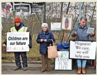  ?? ?? INTIMIDATI­ON Protesters outside the QEUH in Glasgow