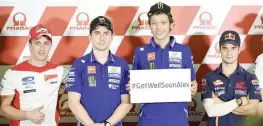  ?? GIBERTI-CIAMILLO ?? Rossi e gli altri piloti con l’hashtag su Twitter dedicato al convalesce­nte De Angelis