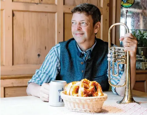  ?? Foto: Julian Leitenstor­fer ?? Peter Reichert liebt die Musik. Er und seine Frau Gerda sind die Wirtsleute des Seehofs in Herrsching und werden heuer mit dem Volkssänge­rzelt „Zur Schönheits­königin“auf der Oiden Wiesn vertreten sein.