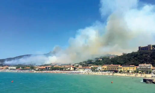  ??  ?? La collina che brucia dietro Castiglion­e L’incendio stavolta è arrivato vicinissim­o alle case A destra le fiamme che lambiscono le abitazioni I vigili del Fuoco sono stati impegnati per tutto il giorno