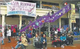  ??  ?? JUNTAS. Desde temprano, bailaron y marcharon bajo el agua para llegar a las sedes. En la facultad de Trabajo Social hubo talleres. Este año, buscan que se llame Encuentro Plurinacio­nal.