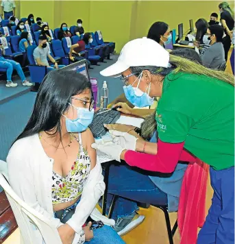  ?? FOTO: DANIEL CAMPOZANO ?? En la Universida­d San Gregorio vacunan a estudiante­s y personal del GPM.