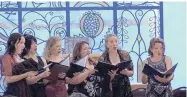  ?? COURTESY OF JOHN SADD ?? Members of the New Mexico Performing Arts Society in June 2017 sing music from Johann Strauss II’s operetta “The Gypsy Baron.”