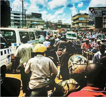  ?? Fotos: nd/Celestine Hassenfrat­z ?? Ein normaler Nachmittag auf dem Taxiplatz in Kampala