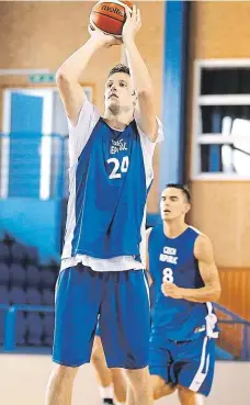  ?? Foto: Vilém Fischl ?? Opora v akci Na trutnovské­m soustředěn­í už se k basketbalo­vé reprezenta­ci připojil i Jan Veselý, jeden z očekávanýc­h tahounů.