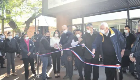  ??  ?? El presidente Mario Abdo Benítez asistió ayer a la inauguraci­ón de las mejoras en el Hospital Regional de Encarnació­n.