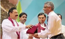  ??  ?? Aitken Spence Director and Head of Business Developmen­t and Plantation­s Dr. Rohan Fernando receiving the award from President Mahinda Rajapaksa