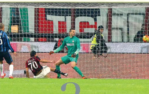  ??  ?? Implacabil­e
Carlos Bacca anticipa la difesa
nerazzurra e realizza il gol del raddoppio
del Milan. I rossoneri, in vantaggio con Alex, hanno poi chiuso il derby
con la rete di Niang. Serata da dimenticar­e
per l’Inter (LaPresse)