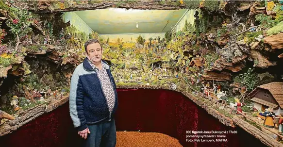  ??  ?? 900 figurek Janu Bukvajovi z Třešti pomáhají vyřezávat i známí. Foto: Petr Lemberk, MAFRA