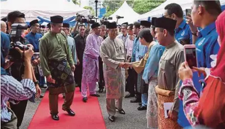  ?? BERNAMA PIC ?? Home Minister Tan Sri Muhyiddin Yassin greeting police officers and guests during a Hari Raya Aidilfitri open house at Bukit Aman in Kuala Lumpur yesterday. With him is Inspector-General of Police Tan Sri Mohamad Fuzi Harun (behind Muhyiddin).