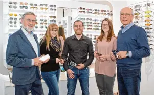  ?? Fotos: Marcus Barnstorf ?? Das Team von Optik Petrak (von links): Inhaber Günter Petrak, Katharina Schuster, Geschäftsf­ührer Florian Jauchmann, Theresa Wichnalek und Franz Zacher.