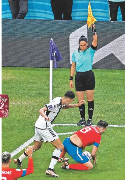  ?? MEXSPORT ?? Karen Díaz Medina señala una falta en el juego entre Costa Rica y Alemania.