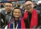  ??  ?? Na agência Xinhua, o magnata Jack Ma no estádio para a primeira semifinal