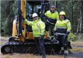  ??  ?? ARBEIDSLAG: Fra venstre Henrik Paulsen, Glenn Åge Woldengen og Lars Petter Johansen. Neste uke blir det tre arbeidslag med tre i hvert lag som skal fortsette med å rive linjene til Metveit sentral.