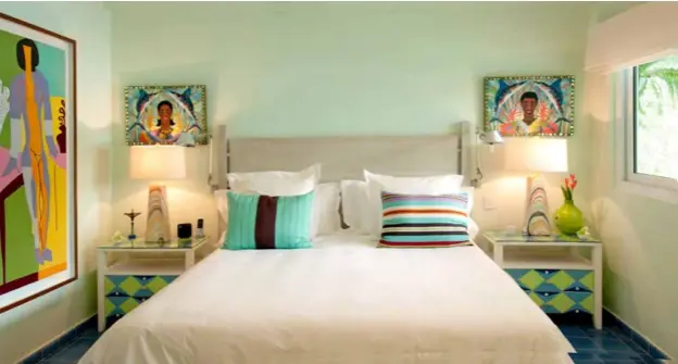  ??  ?? Les chambres multicolor­es décorées avec un grand confort.