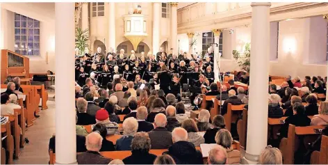  ?? FOTO: HEIKE KARSTEN ?? Die 200 Zuhörer in der Pauluskirc­he waren begeistert von der Aufführung von Händels Oratorium „The Messiah“.