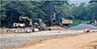  ??  ?? ► El Municipio construye un puente de enlace entre la autopista y la av. León Febres-Cordero.