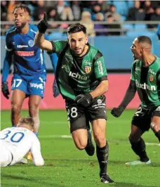  ?? | PHOTO : OUEST-FRANCE/AFP ?? En avril 2018 (en haut à gauche), Adrien Thomasson ouvre le score et soulève la Beaujoire dans le derby breton (1-1) contre Rennes, les plus fortes ambiances qu’il a connues à Nantes. Le néo-Lensois a aussi entretenu une relation très forte avec les supporters strasbourg­eois.