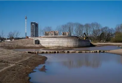  ?? DILLEN
FOTO SVEN ?? Durvers kropen zelfs over het pad met keien door de vijver, maar eigenlijk is dat deel niet toegankeli­jk.